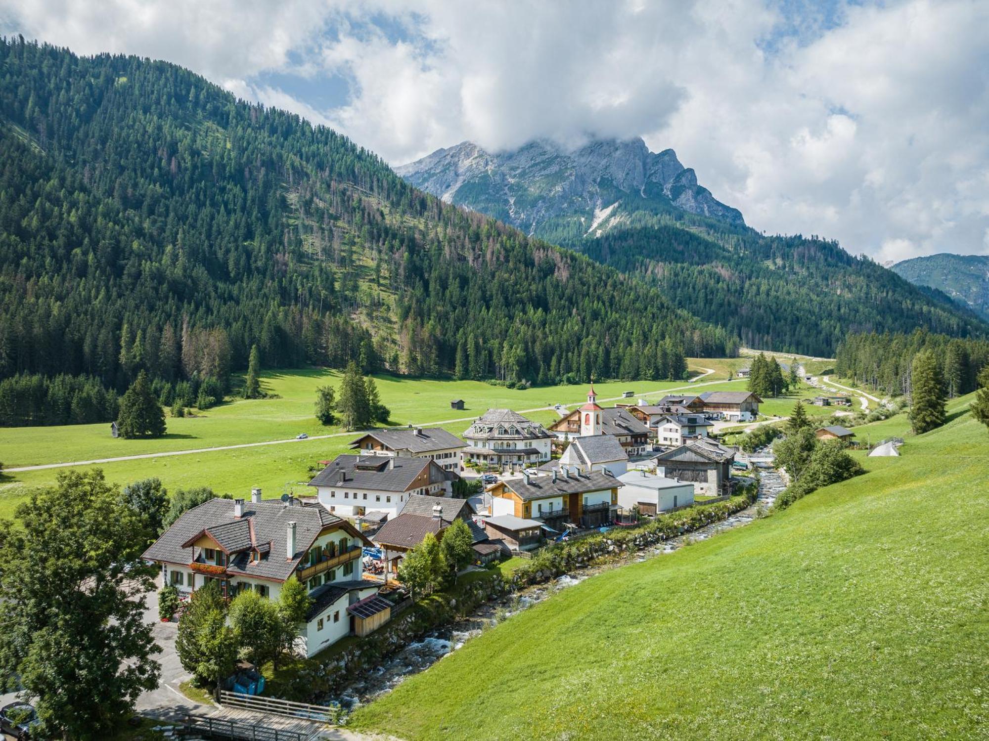 Gasthof Albergo Dolomiten Braies  Ngoại thất bức ảnh