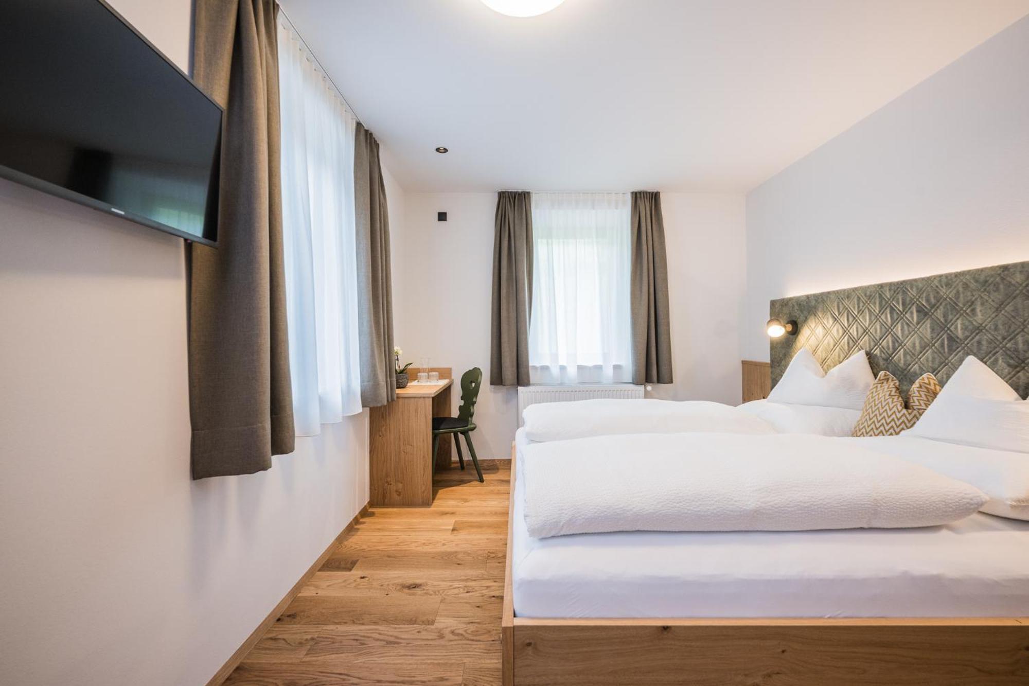 Gasthof Albergo Dolomiten Braies  Ngoại thất bức ảnh