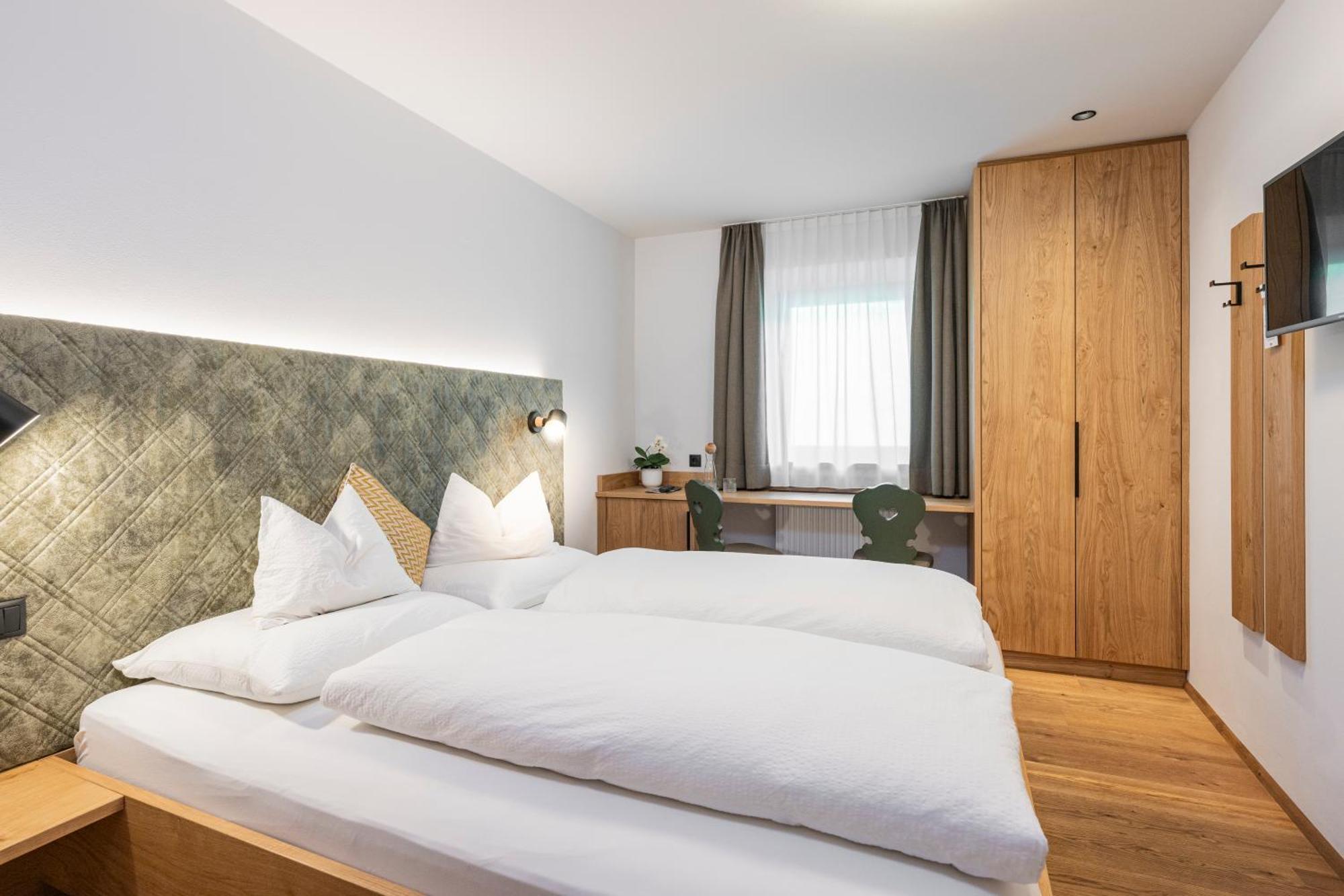 Gasthof Albergo Dolomiten Braies  Ngoại thất bức ảnh